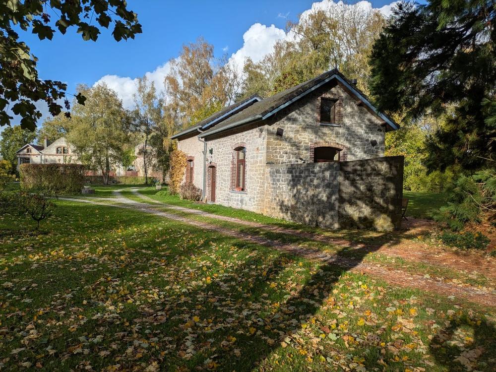 Le gîte, ancienne forge, avec la marbrerie en arrière-plan