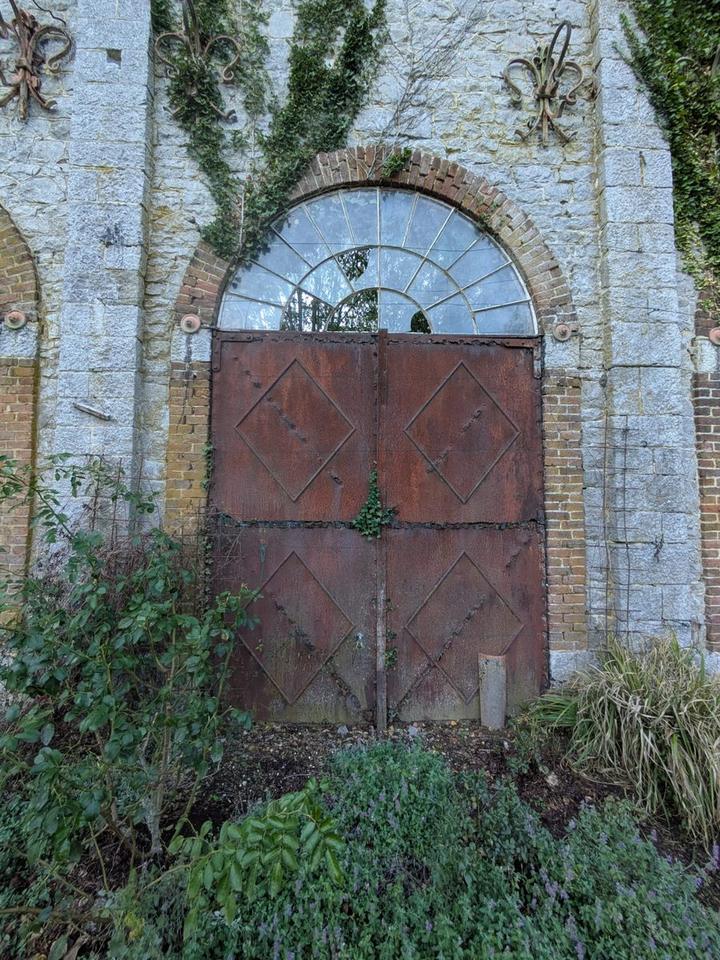 Une porte de l’ancienne marbrerie, avec sa verrière en éventail